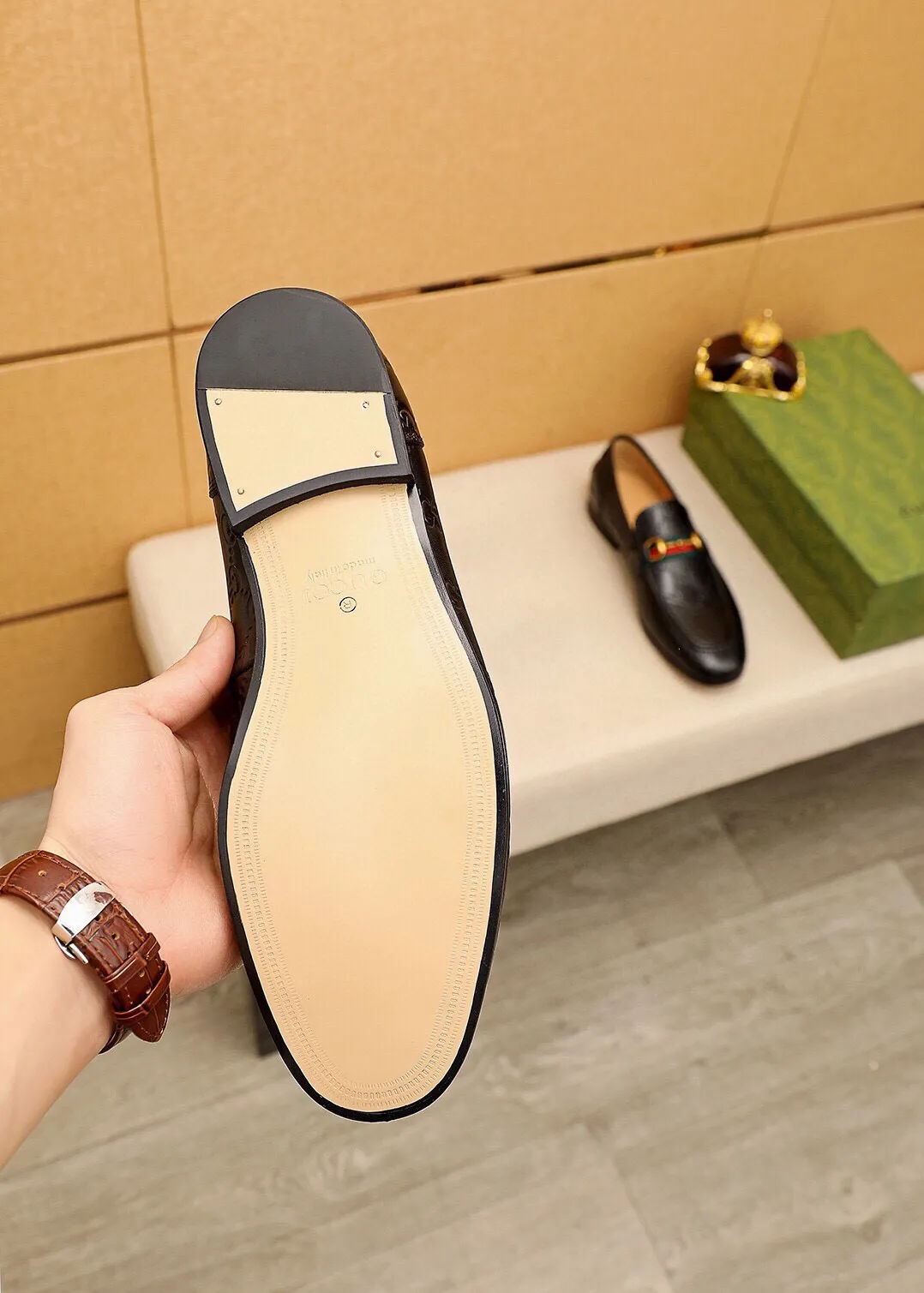 Men's shoes 💰480 💐 Product trademark: GUCCI "Gucci" casual leather shoes Regular size: 38-45 (45.46🉑️customized) Product materials: Selected imported first-layer calfskin embossed upper + luxury hardware buckle, imported cowhide leather lining. Strong three-dimensional visual effect, original outsole color: 2 colors available